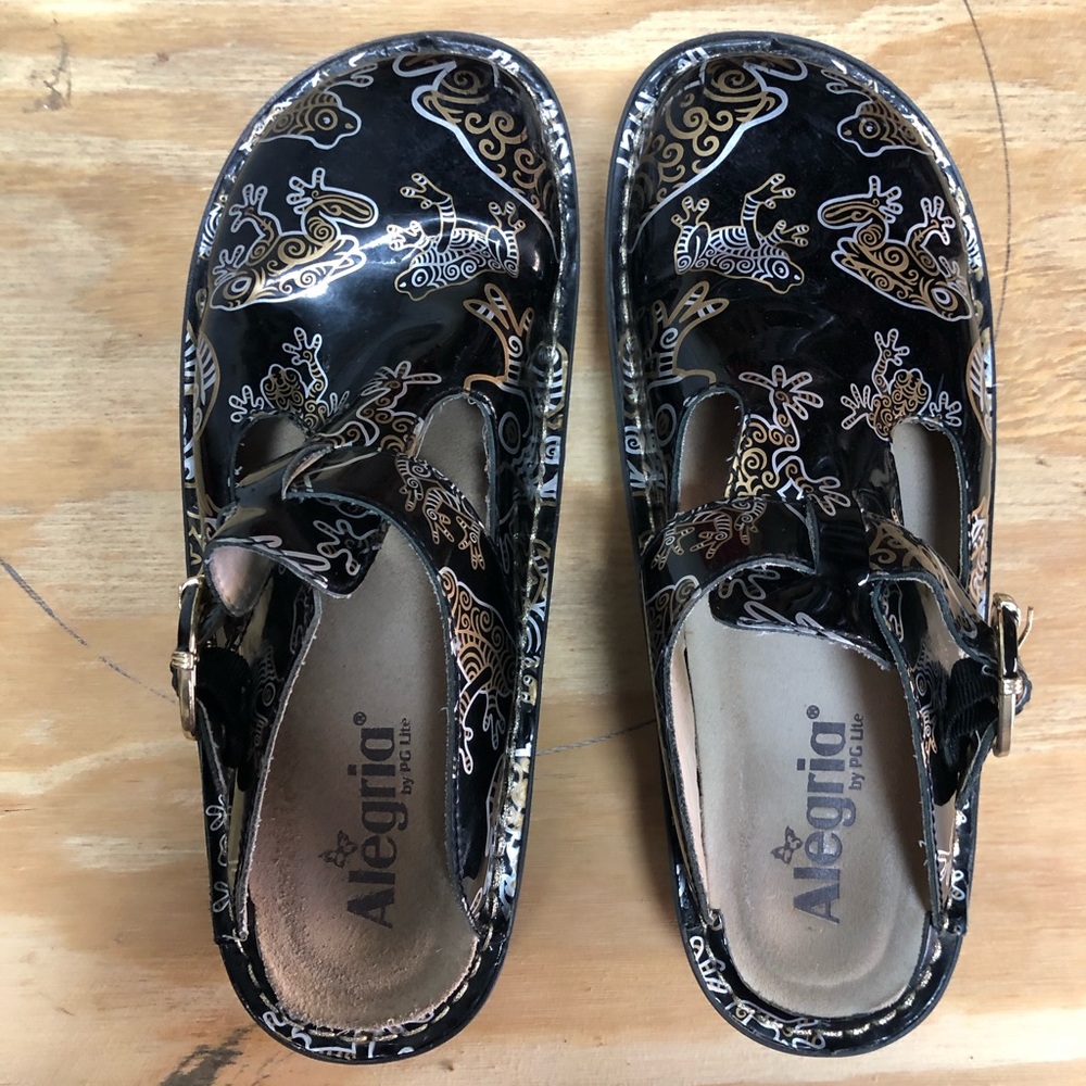 Alegria clogs with frogs!